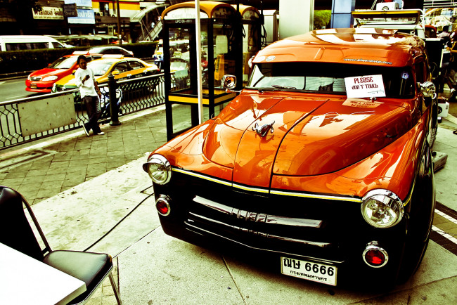 Обои картинки фото автомобили, выставки, уличные, фото, забор, улица, классика, люди