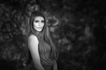 Картинка девушки -unsort+ Черно-белые+обои взгляд улыбка чёрно-белое фото волосы девушка