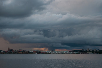Картинка города -+панорамы тучи город море