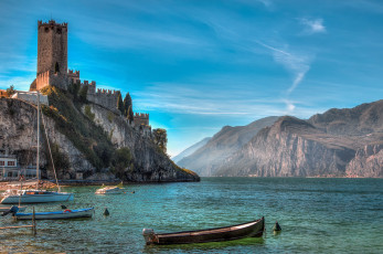 Картинка lake+garda +malcesene корабли разные+вместе крепость скалы залив озеро