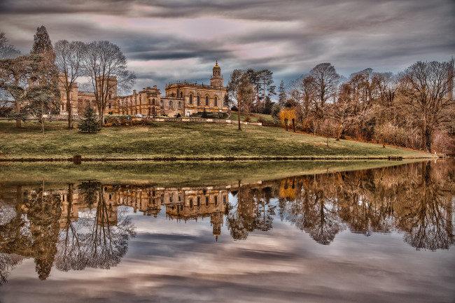 Обои картинки фото города, - дворцы,  замки,  крепости, замок, строение, небо, озеро, отражение, облака, деревья, осень