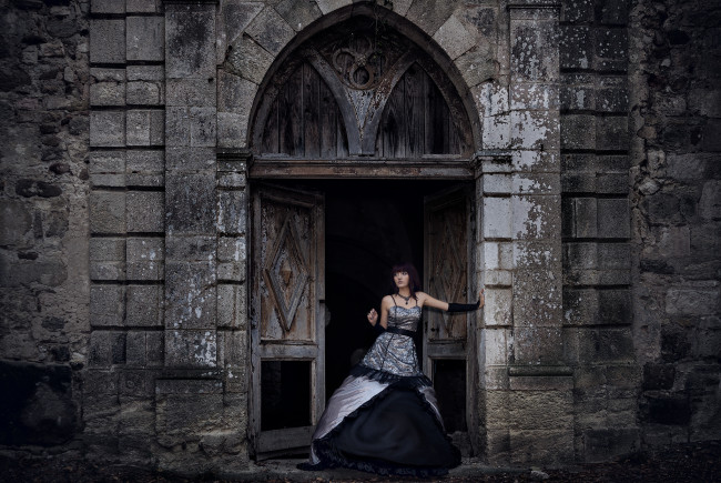 Обои картинки фото девушки, -unsort , брюнетки,  шатенки, девушка, платье, камни, стена, замок