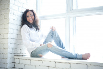 Картинка девушки -unsort+ брюнетки +шатенки окно улыбка рубашка кирпичи подоконник джинсы