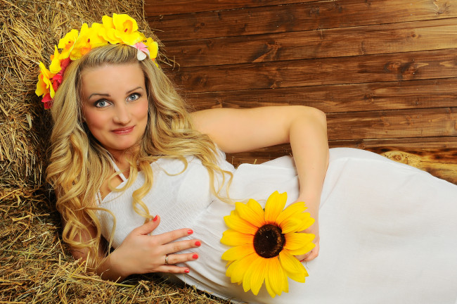 Обои картинки фото девушки, -unsort , блондинки, блондинка, улыбка, венок, сено, сарафан, подсолнух