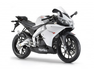 Картинка мотоциклы aprilia yamaha