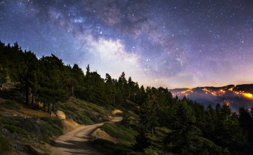 Картинка природа дороги небо звезды огни лес вечер дорога склон