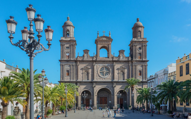 Обои картинки фото города, - католические соборы,  костелы,  аббатства, солнечно, фонари, голубое, небо, храм, tenerife, площадь, дома, san, telmo, испания, пальмы