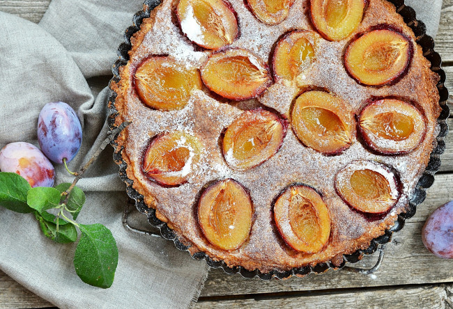Обои картинки фото еда, хлеб,  выпечка, слива, пирог, выпечка, сахарная, пудра