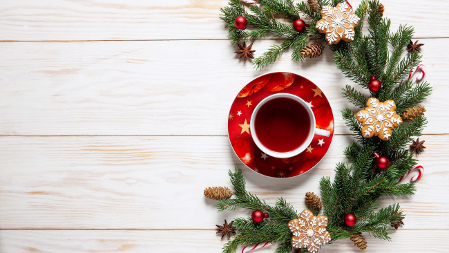 Обои картинки фото праздничные, - разное , новый год, ветка, еловая, шарики, шишки, пряники, кофе