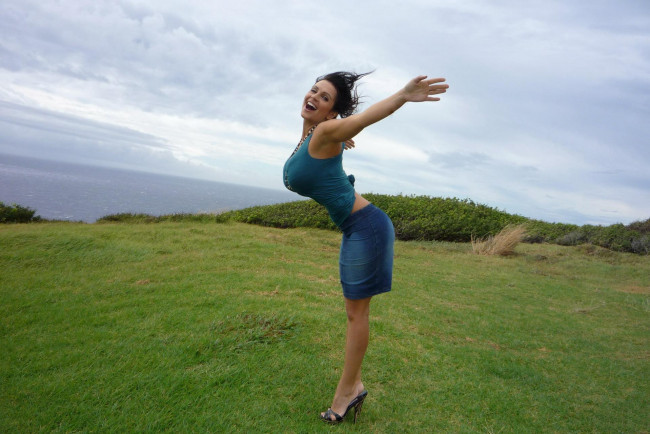 Обои картинки фото девушки, denise milani, брюнетка, топ, юбка, каблуки, поляна