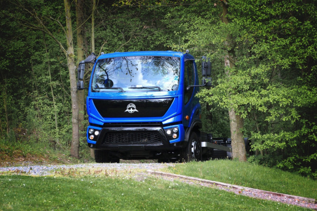 Обои картинки фото avia, автомобили, грузовики, автомобиль, грузовик, синий, лес