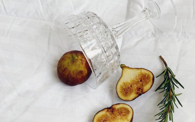 Обои картинки фото еда, инжир, ваза, розмарин