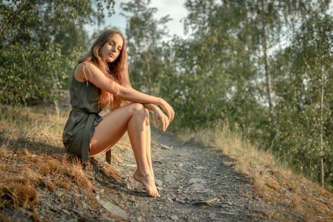 Обои картинки фото девушки, - рыжеволосые и разноцветные, лес, длинные, рыжие, волосы, платье, мини