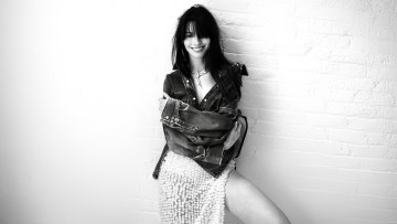 Картинка девушки anne+hathaway черно-белая актриса жакет юбка стена