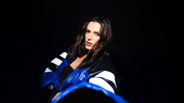 Картинка девушки bella+thorne шатенка куртка