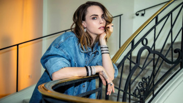 Картинка девушки cara+delevingne актриса шатенка куртка браслеты перила лестница