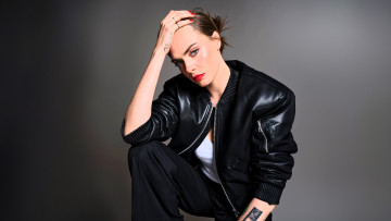 Картинка девушки cara+delevingne шатенка актриса тату куртка топ брюки