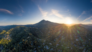 обоя города, - пейзажи, горы, солнце, лучи, лес, деревья, дома, поселение