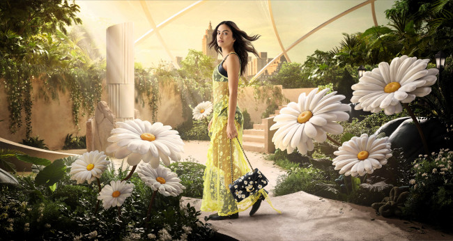 Обои картинки фото девушки, camila mendes, брюнетка, наряд, платье, сумка, цветы, ромашки, купол