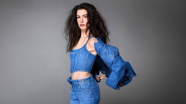 Обои картинки фото девушки, anne hathaway, актриса, шатенка, джинсы, топ, куртка