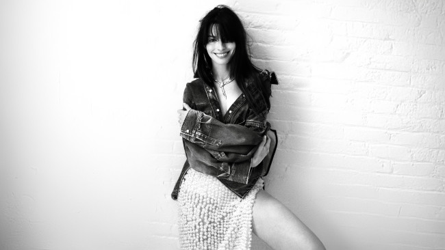 Обои картинки фото девушки, anne hathaway, черно-белая, актриса, жакет, юбка, стена