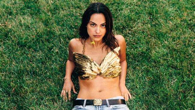 Обои картинки фото девушки, camila mendes, актриса, брюнетка, топ, джинсы, трава, лужайка