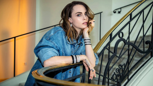 Обои картинки фото девушки, cara delevingne, актриса, шатенка, куртка, браслеты, перила, лестница