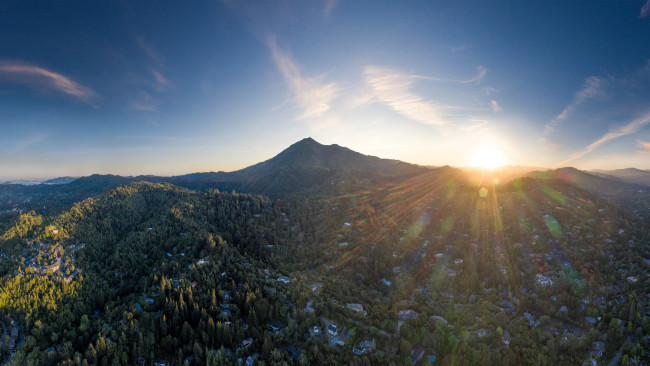 Обои картинки фото города, - пейзажи, горы, солнце, лучи, лес, деревья, дома, поселение