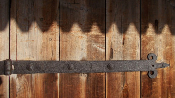 Картинка разное текстуры ретро трещины свет тень дерево дверь петля узор заклепки металл доска