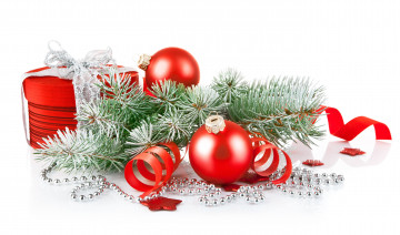 Картинка праздничные украшения гирлянда сосновая ветка шарики коробка подарок
