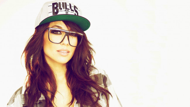 Обои картинки фото dj, alie, layus, музыка, другое, кепка, очки, улыбка