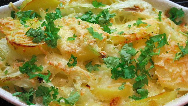 Обои картинки фото еда, картофель, зелень, ломтики, запеканка