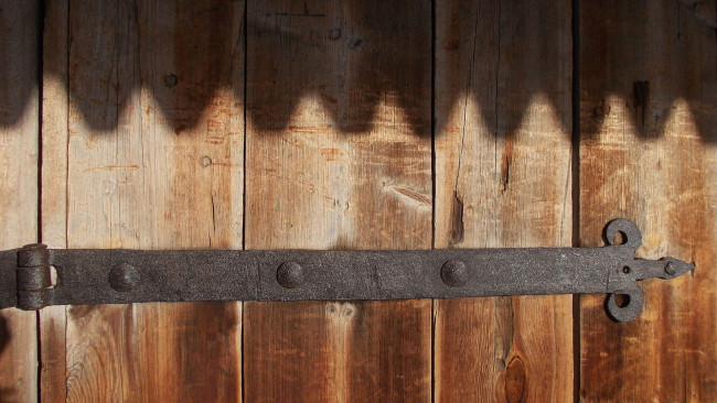 Обои картинки фото разное, текстуры, ретро, трещины, свет, тень, дерево, дверь, петля, узор, заклепки, металл, доска