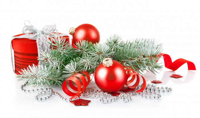 Обои картинки фото праздничные, украшения, гирлянда, сосновая, ветка, шарики, коробка, подарок