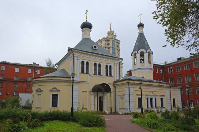 Обои картинки фото храм, марона, пустынника, бабьем, городке, города, православные, церкви, монастыри, небо, фонари, газон, деревья, дома