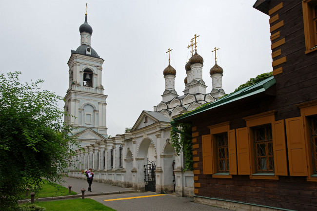 Обои картинки фото храм, святителя, николая, голутвине, jpgхрам, города, православные, церкви, монастыри, деревья, небо, тротуар, газон