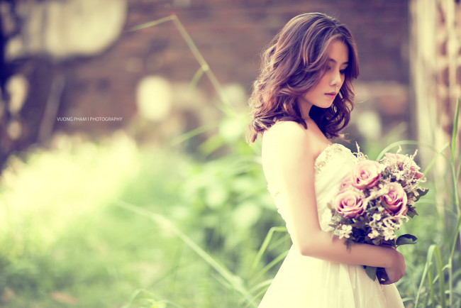 Обои картинки фото Helen Ngoc Anh, девушки, , , , букет, грусть, невеста