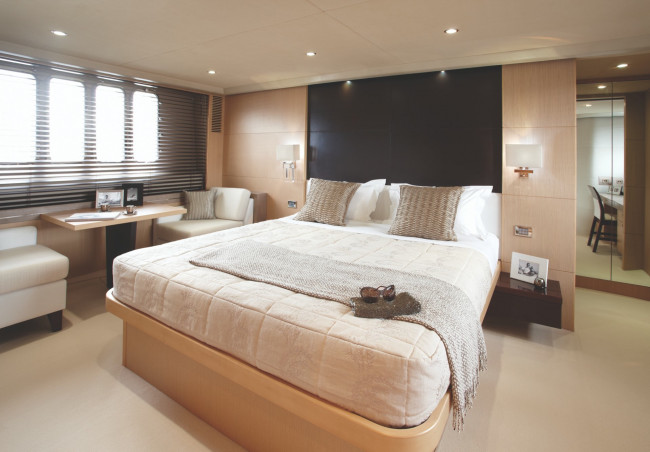 Обои картинки фото интерьер, спальня, подушки, кровать