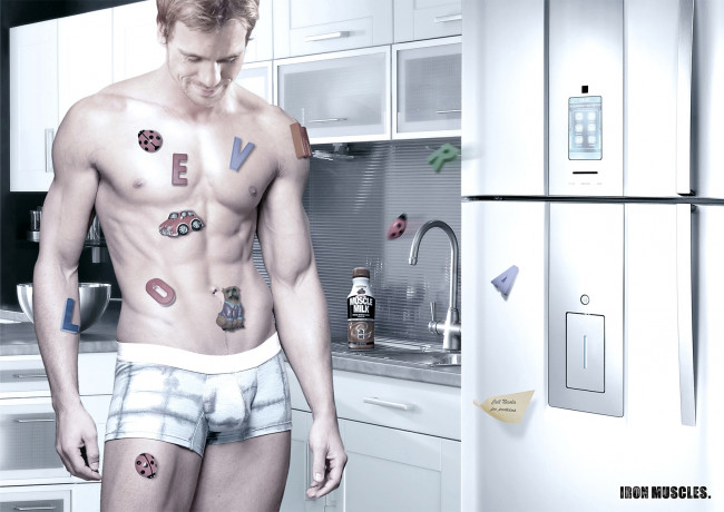 Обои картинки фото юмор, приколы, магнитики, мужчина, холодильник, торс