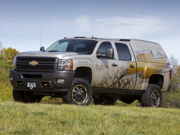 Обои картинки фото автомобили, chevrolet, джип, silverado, шевроле, внедорожник, 2500, hd, концепт, realtree, concept, небо, сильверадо, передок, трава