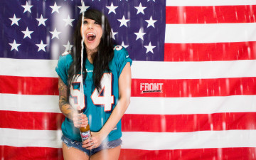 Картинка девушки -unsort+ брюнетки +шатенки арабелла драммонд флаг радость струя бутылка татуировки футболка шорты