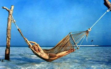 обоя девушки, laetitia casta, модель, шляпа, купальник, гамак, море