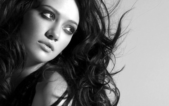 Обои картинки фото девушки, hilary duff, брюнетка, лицо, черно-белая