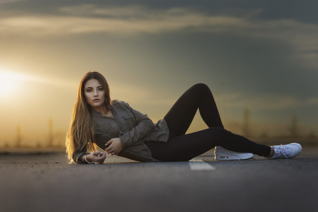 Обои картинки фото девушки, -unsort , блондинки,  светловолосые, асфальт, закат, брюнетка, леггинсы, модель, сережки, обруч, серая, рубашка, глубина, резкости, кроссовки, белая, обувь