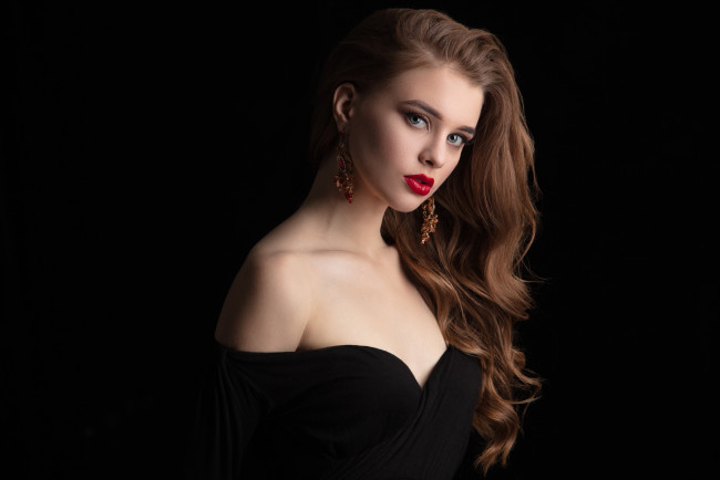 Обои картинки фото девушки, -unsort , лица,  портреты, портрет, простой, фон, брюнетка, длинные, волосы, черный, красная, помада, лицо