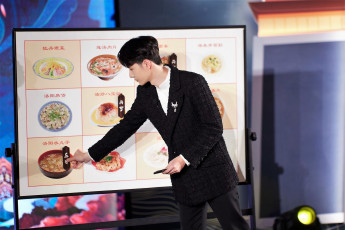 Картинка мужчины wang+yi+bo актер стэнд еда