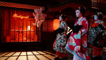 Картинка кино+фильмы prisoners+of+the+ghostland женщины гейши улица