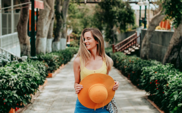 Картинка девушки -+блондинки +светловолосые девушка шляпа дорожка дома