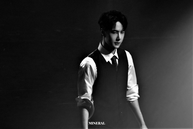 Обои картинки фото мужчины, wang yi bo, актер, певец, танцор, костюм