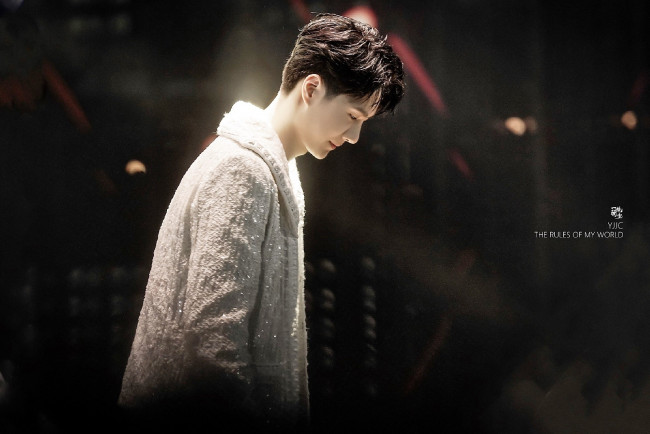 Обои картинки фото мужчины, wang yi bo, артист, сцена